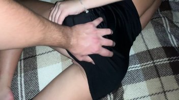 彼はパーティーでゴージャスな女性と出会い、ワイルドな楽しみのために彼女を家に連れ帰った。