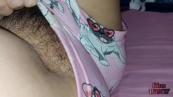 深夜、誰にも聞こえないように、毛深い従兄弟とセックスする。